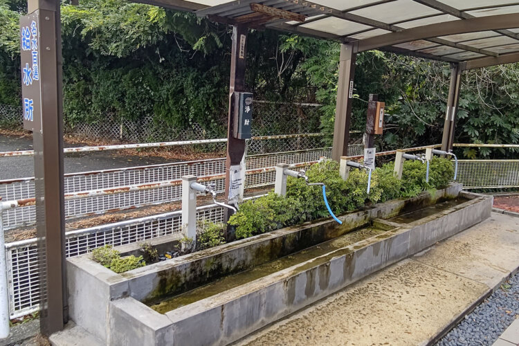 給水所。近隣に住んでいると思われる人が、水を汲みに来る姿も見られた。
