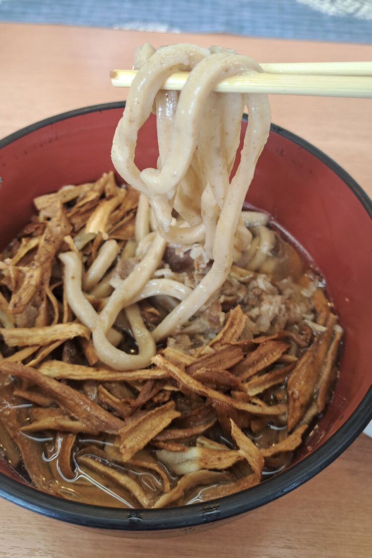ごぼうが練り込んであるため、麺の色も少し黒っぽい。
