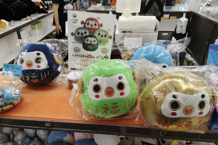 山口県の観光キャッチフレーズ「おいでませ ふくの国、山口」のシンボルキャラクター「ふくだるま」の商品も。