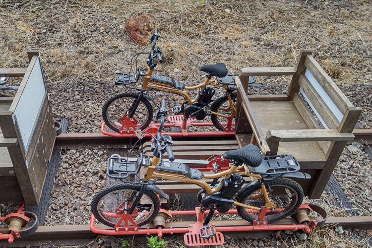 レールサイクルの車両。自転車部分と、後ろのイス部分で最大4人まで乗車可能。