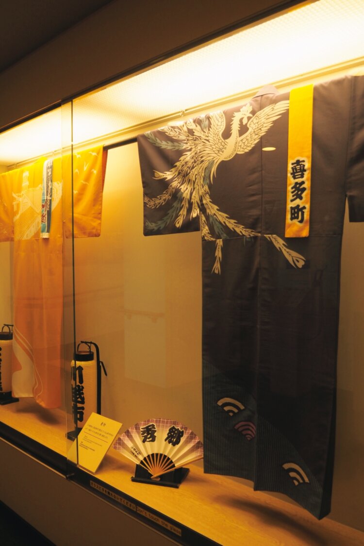 着物や解説資料も展示。
