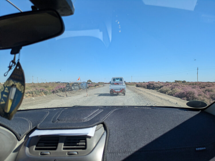 3時間の道中は高速道路ではなく、ときにはガタガタ道も突っ切ることになる。乗り心地はまぁまぁといったところ。運転手さんはクーラーをかけないことが多かった。
