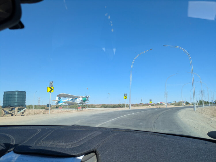モイナクの町の入り口は滑走路脇に道路があり、複葉機のアントノフAn-2飛行機が保存されている。この飛行機が視界に入れば船の墓場まであと少し。