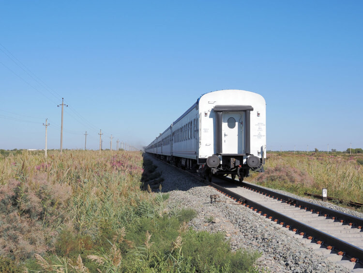 モイナクへ至る道中で遭遇した夜行列車。日中も大地を走破しながらカザフスタン方向へと走り抜けていく。