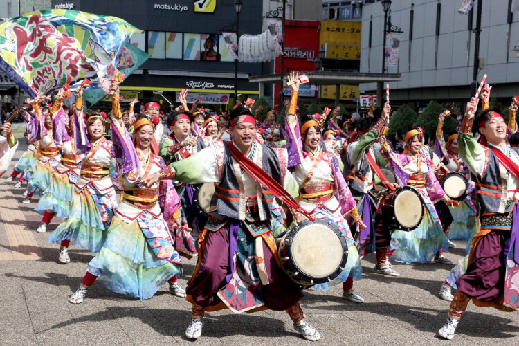 個性豊かなチームによるダイナミックで迫力ある流し踊りが楽しめる。