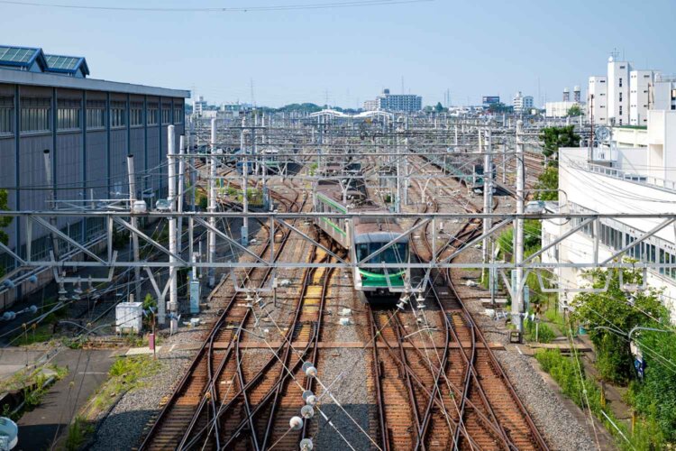 綾瀬車両基地は、駅付近の陸橋から望める。