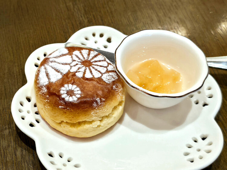 スコーン（ピーチとパインのココナッツジャム）。