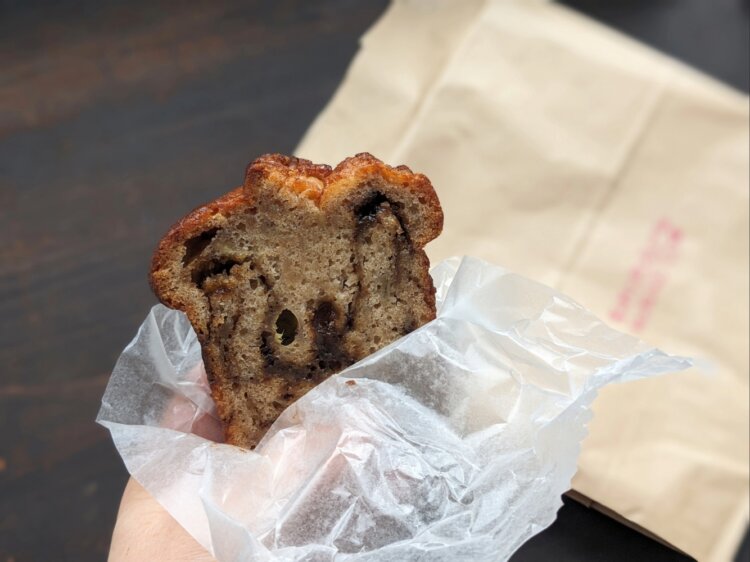 定番のバナナエスプレッソケーキ480円。多くの常連客が、ひと通り季節商品を頼んだ後に追加でこれも注文。
