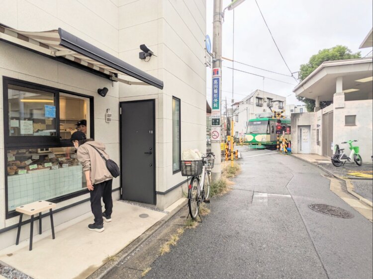 「近所の方々に、外までいい香りがすると言われています」と店主の竹内さん（奥）。