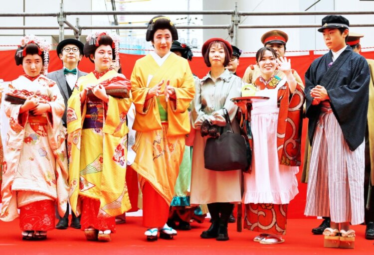 艶やかな和装からモダンな洋装まで、さまざまな衣装が目を楽しませてくれる。