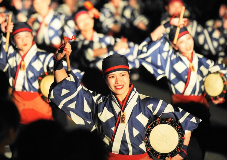 地元の「上總（かづさ）組」も弾ける笑顔で躍動する。