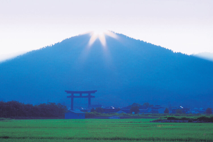 大神（おおみわ）神社のご神体、三輪山の夜明け（写真＝大神神社）。