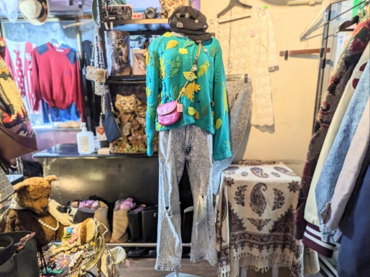 MICHAEL SIMONのニットカーディガン1万2800円。ドット柄のキャスケット1900円。