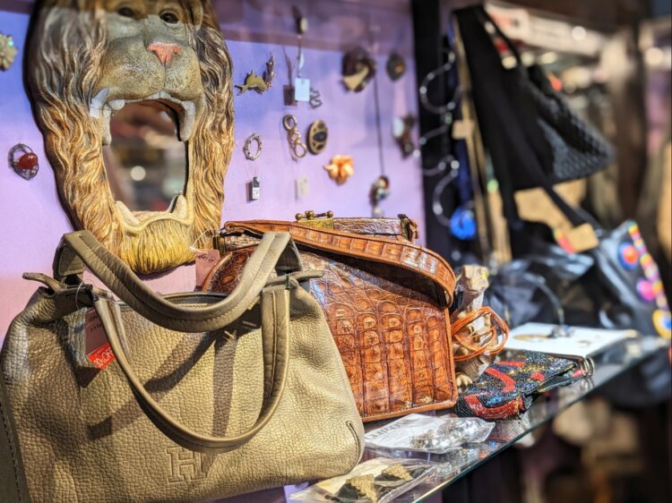アクセサリーやバッグ、インテリア雑貨も豊富。どれも手に取りたくなる一品。