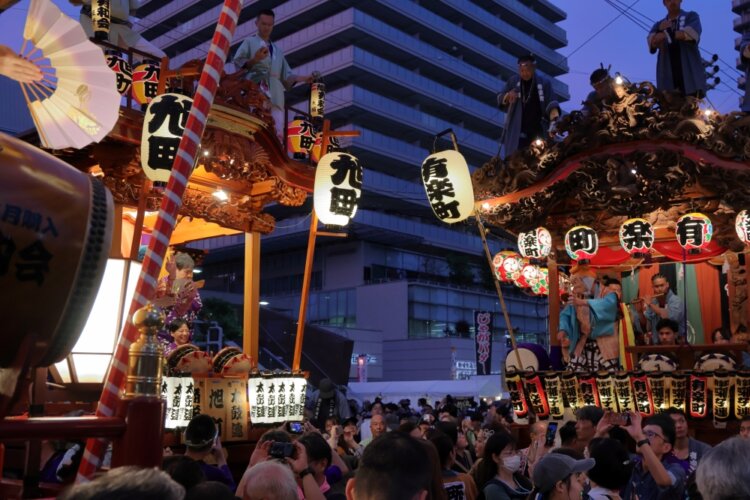 相手のリズムに引き込まれないように競い合う、熱気あふれる「曳っかわせ」。