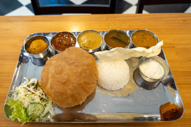 南インドの定番定食、ミールスは1400円。こちらも平日のランチはドリンクも付く。サンバル、ラッサム、ライスはおかわりも可能。