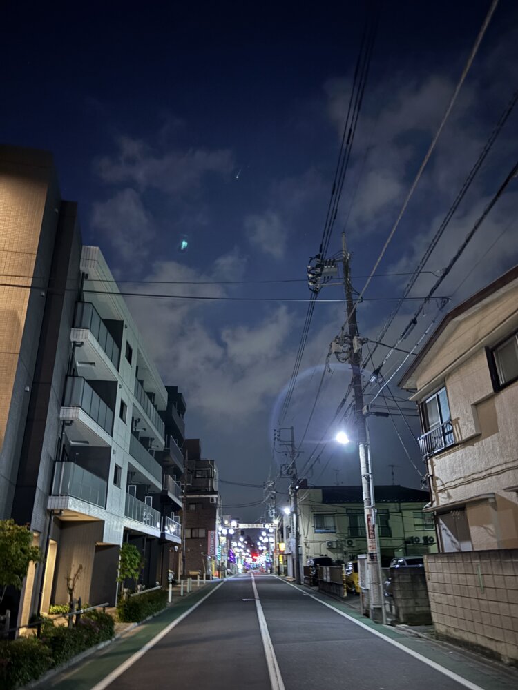 遠くに見える縁日の景色も、また懐かしい。おかえり、自分。