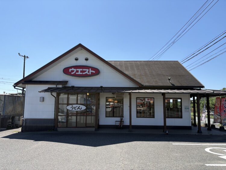 九州北部人にはおなじみ「ウエスト」の外観（佐賀県・基山店）。