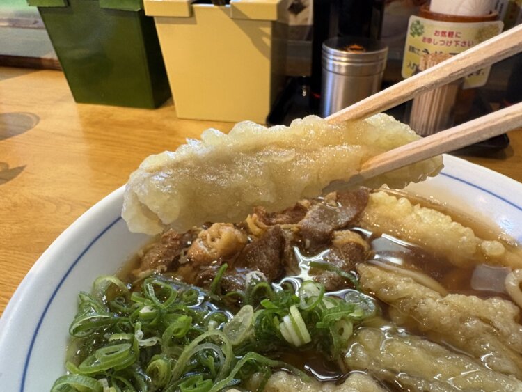 サクッとかじってジュワッとおいしい「ごぼう天」。