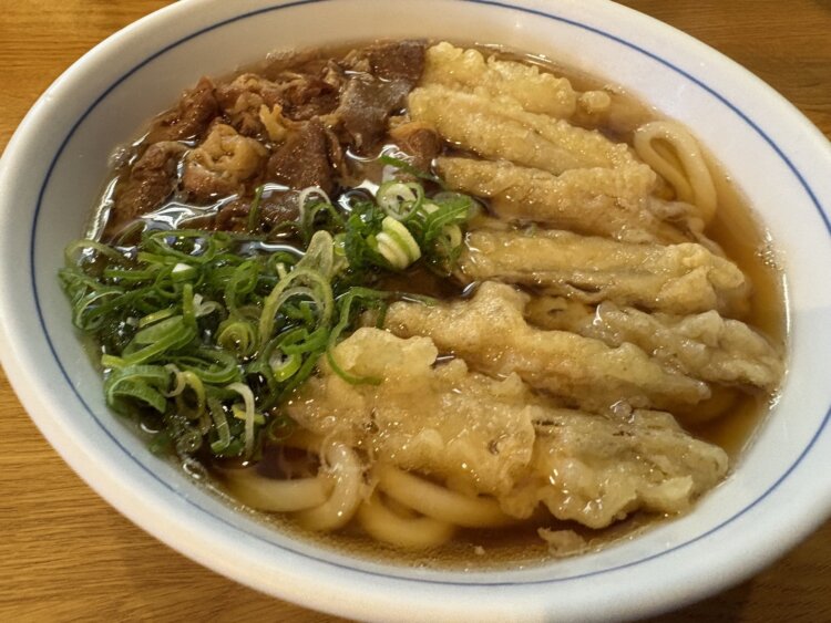 人気ナンバー1の「牛肉ごぼう天うどん」。