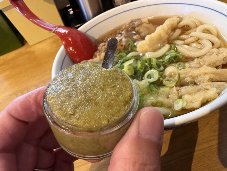 テーブル据え置きではなく、スタッフの方にお願いして柚子胡椒をいただく。
