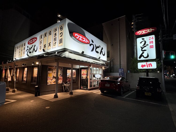 夜は新たな一面を見せる「ウエスト」（福岡市・那の川店）。
