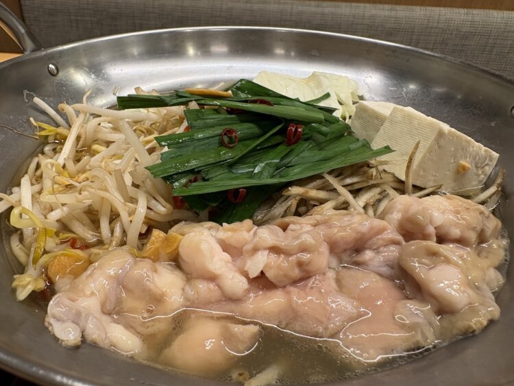 居酒屋タイムの看板メニューは、コスパ最強の「もつ鍋」。