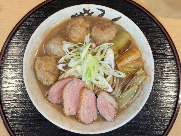 とにかく鴨ぎっしりの鴨南蛮そばは1700円。