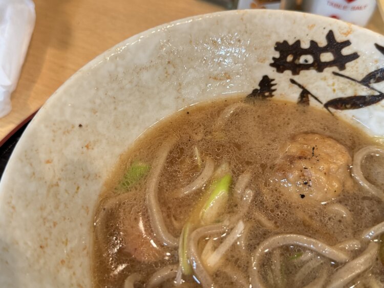 鴨ダシベースのこのツユがすごい。