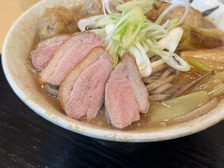 注文を受けてから焼く鴨肉。当然、時間はかかります。