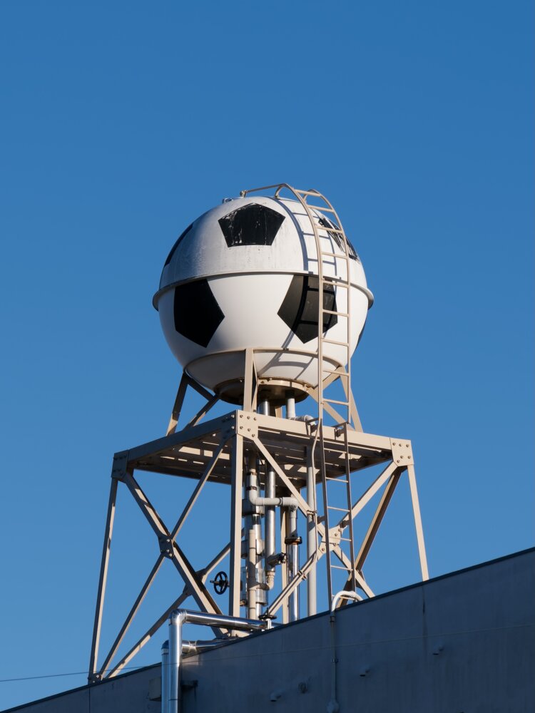 サッカーボール型の球型タンクは、サッカー王国・静岡にて。
