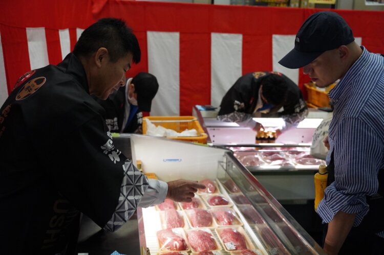 市場ならではの上質な肉を特別価格で購入できる。保冷バッグなどの持参を忘れずに！