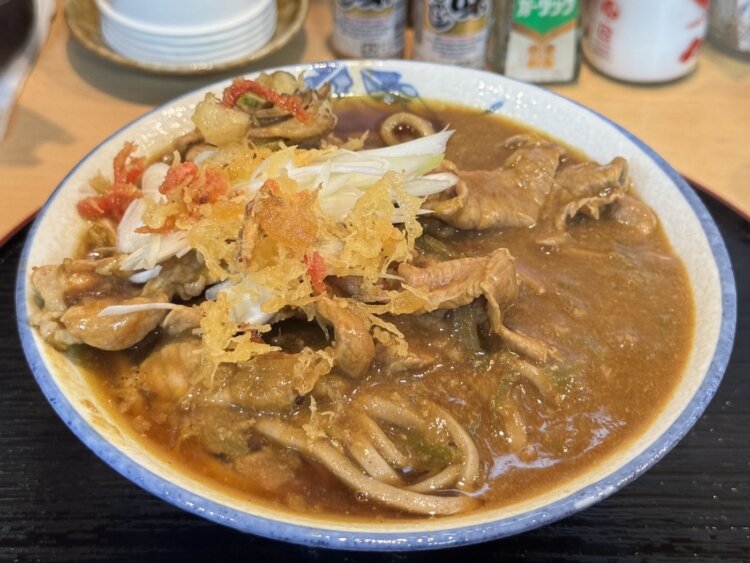 カレー南蛮850円。濃い見た目だが、そこまでではない。