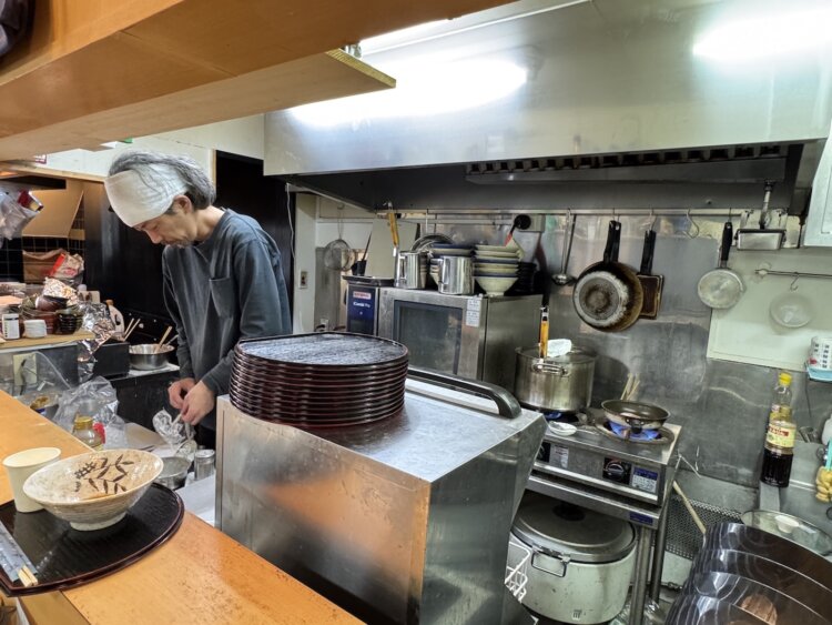 ワンオペで一杯ずつ丁寧に作るので、時間はかかってしまう。混雑時はかなり遅くなることもあるが、待つ価値はある。