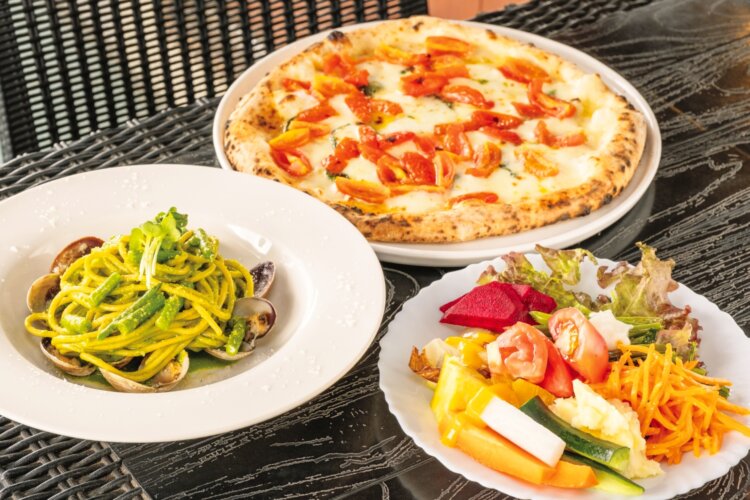 自家製生パスタや石窯ピッツァのランチはサラダバー、フォカッチャ、ドリンク、ドルチェ付きで各2200円～。