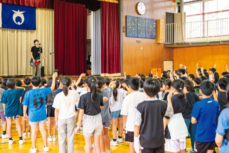 大いに盛り上がった町立中央小学校での出張ライブ。
