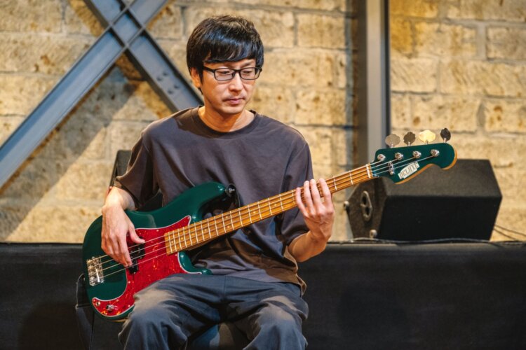 町内に工房がある『デラックスケーブル』製作のいちごベースを手にした中島さん。