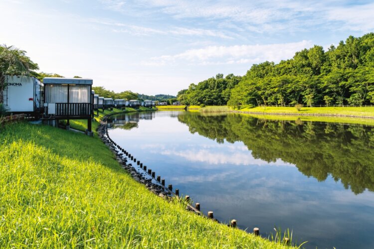 池に面したグランピング施設『GOOD DAYS INN』。