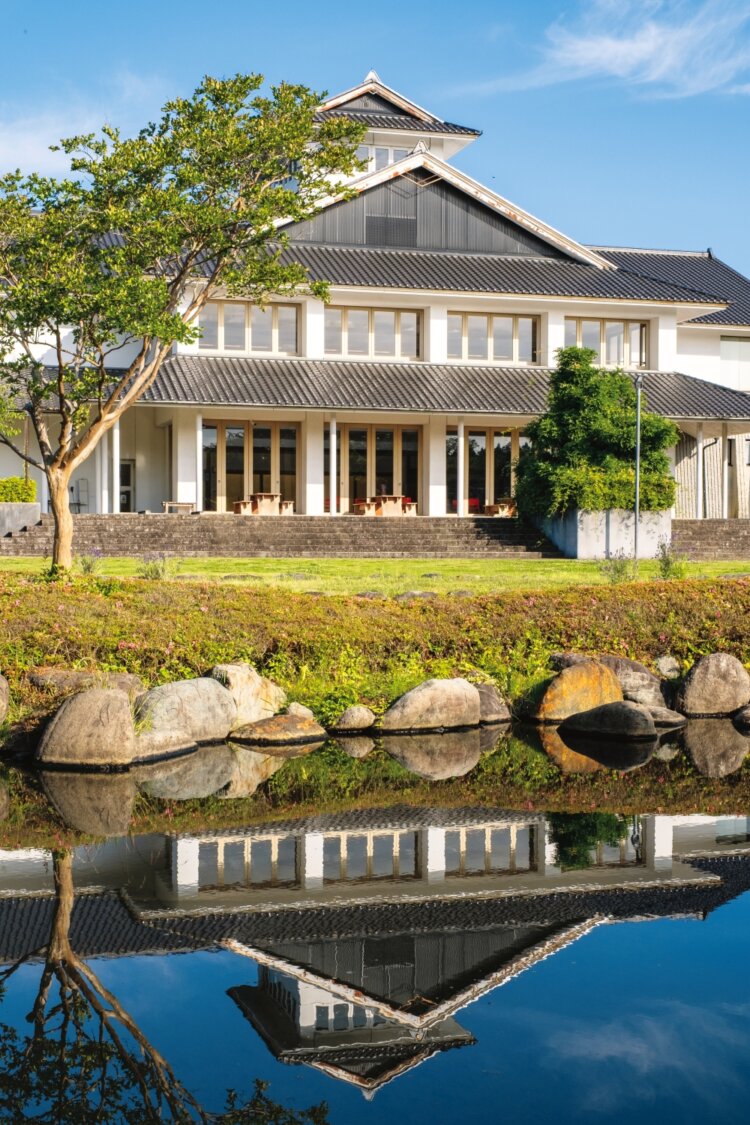 本館には日帰り温泉や『沖縄食堂』などが入る。