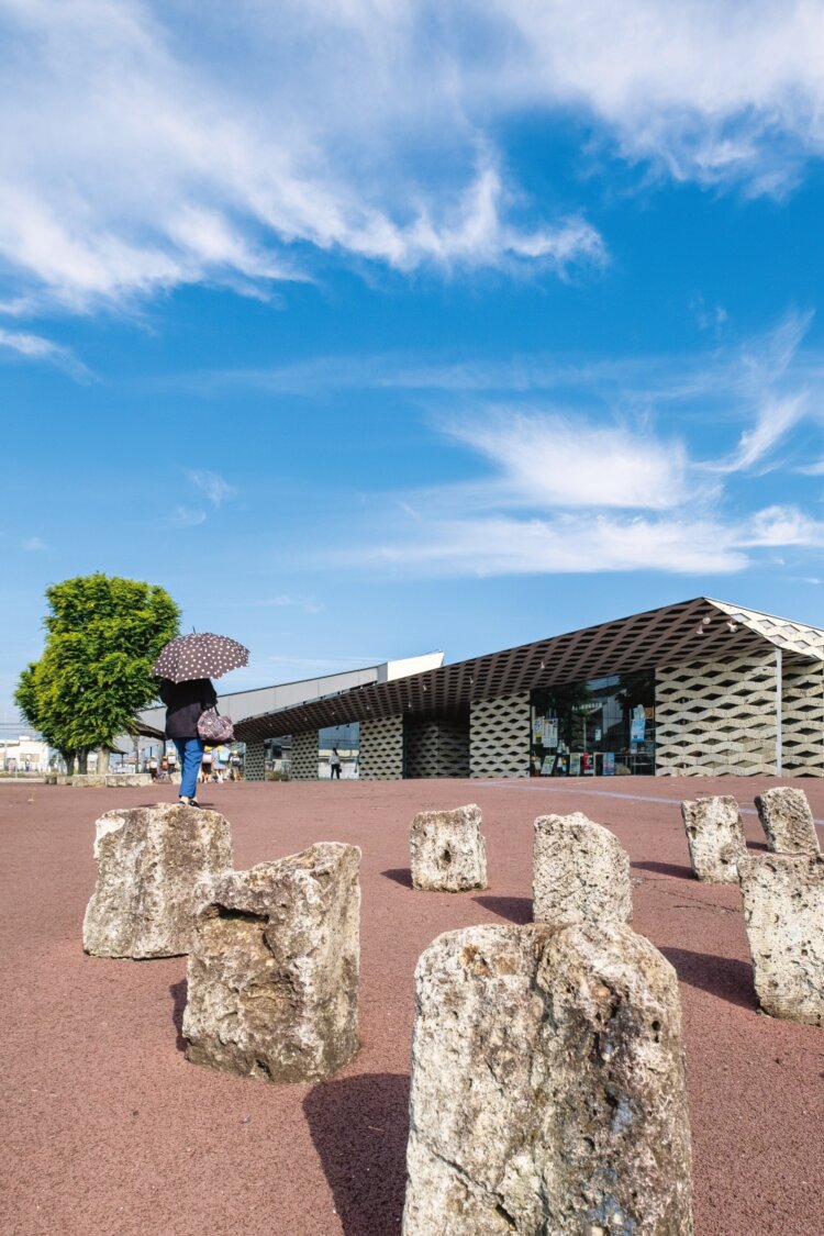 建築家・隈研吾氏が設計したJR宝積寺駅東口のちょっ蔵広場。大谷（おおや）石を配した店舗や米蔵を改装したホールが取り囲み、イベントも開催。