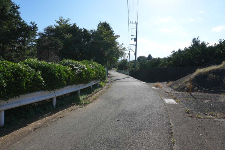 城山交差点から坂道を登り、住宅地を抜けると周囲には畑が広がる。