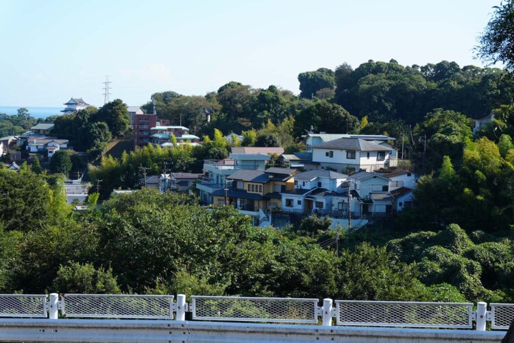 左側は崖となり、先の尾根上に小田原城天守が見える。