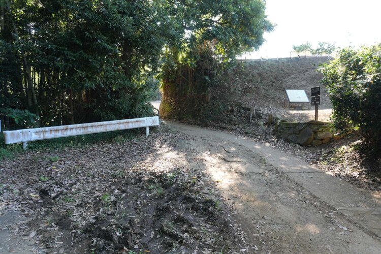 道の両側に土塁が迫り、敵の侵入を防いでいるのがわかる山ノ神堀切。