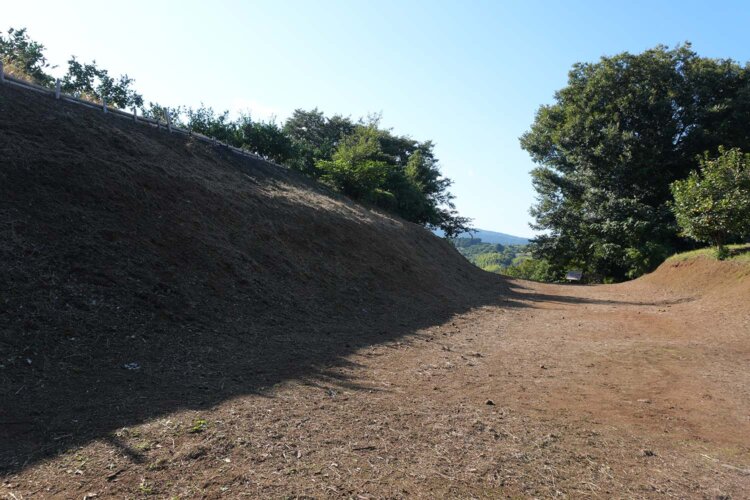 はっきり土塁と堀が判別できる状態で保存されていた山ノ神。