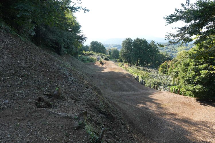 山ノ神堀切の西側は4mほどの高低差があり、容易に越えられないことがわかった。