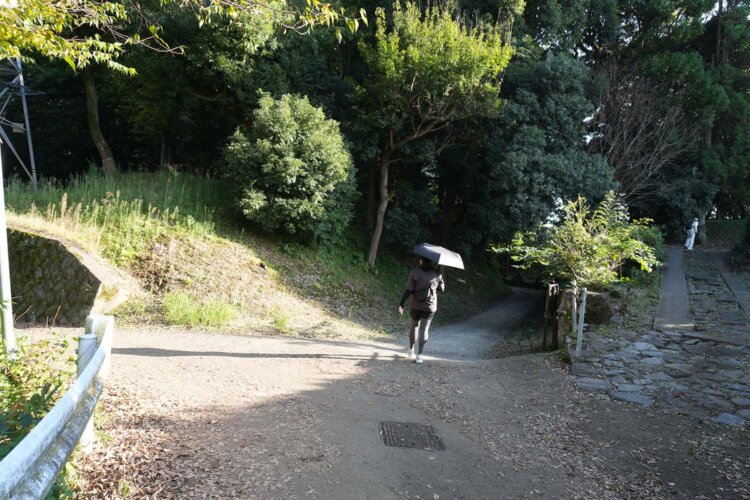 変則的な四つ角、右手の上り坂が小峯御鐘ノ台大堀切西堀へ続く。真ん中は中堀そのもので、左手は東堀へと続く道。