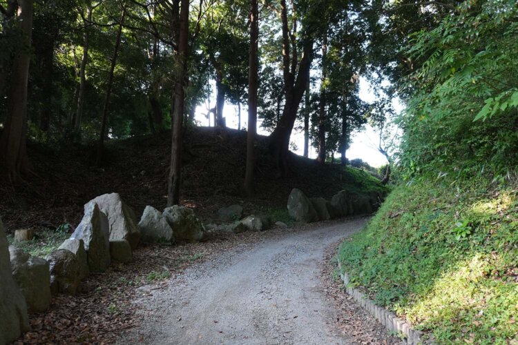 小峯御鐘ノ台大堀切中堀はそのまま道に転用されていた。