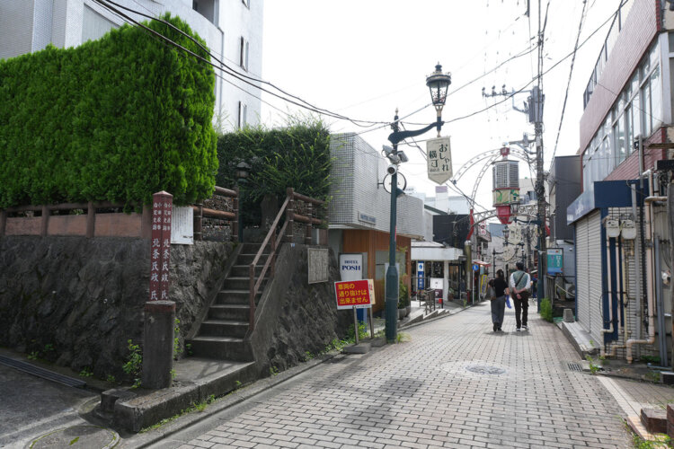 小田原駅東口からすぐの商店街内にある北条氏政・氏照の墓所。今も訪れる人が絶えない。