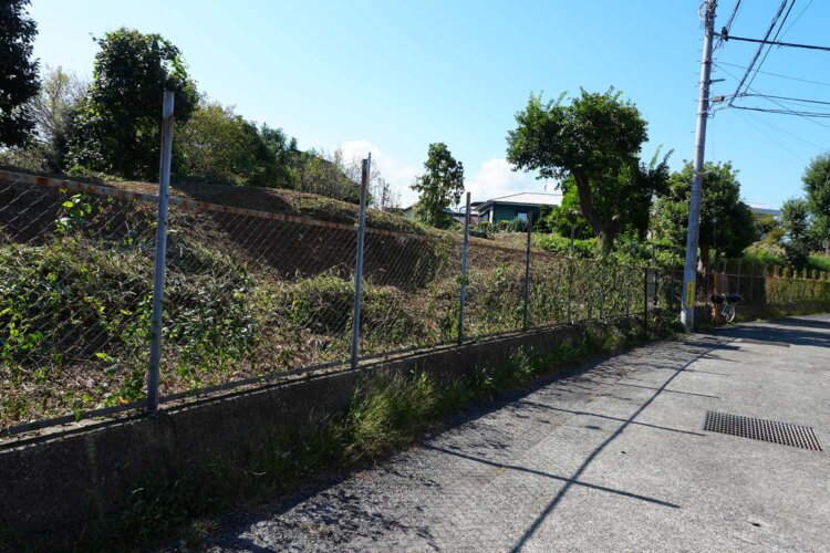 東側平坦地には堀や土塁がほとんど遺されていない。蓮上院土塁は貴重な遺構。爆撃で吹き飛ばされた跡も見られる。