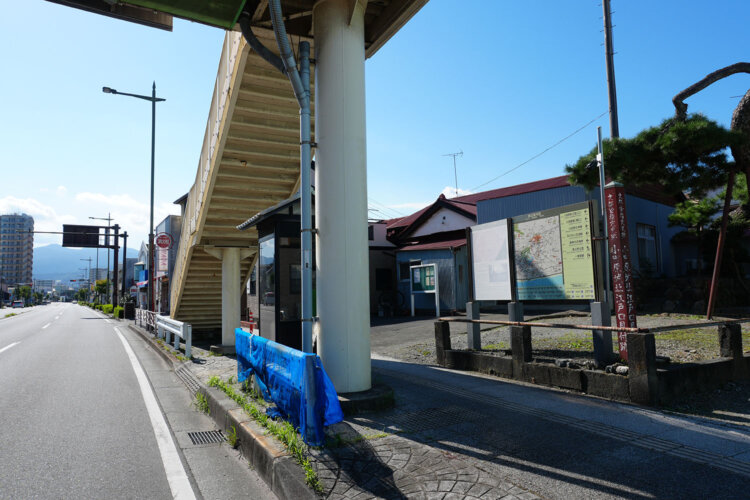 国道1号に面した江戸口見附跡。クルマで走ると気づかずに通過してしまう。